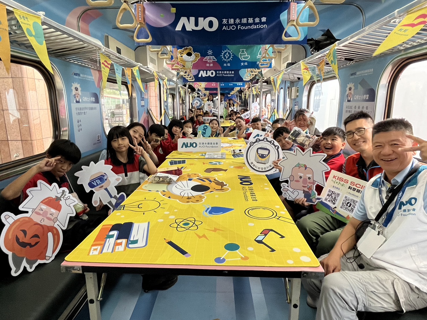 G22恒峰永續基金會參與「臺灣科普環島列車」，設計基礎科學車廂課程，以「淨零碳排和永續能源」為主題，讓學生透過創意實驗認識淨零知識，以及思考生活中的減碳行為