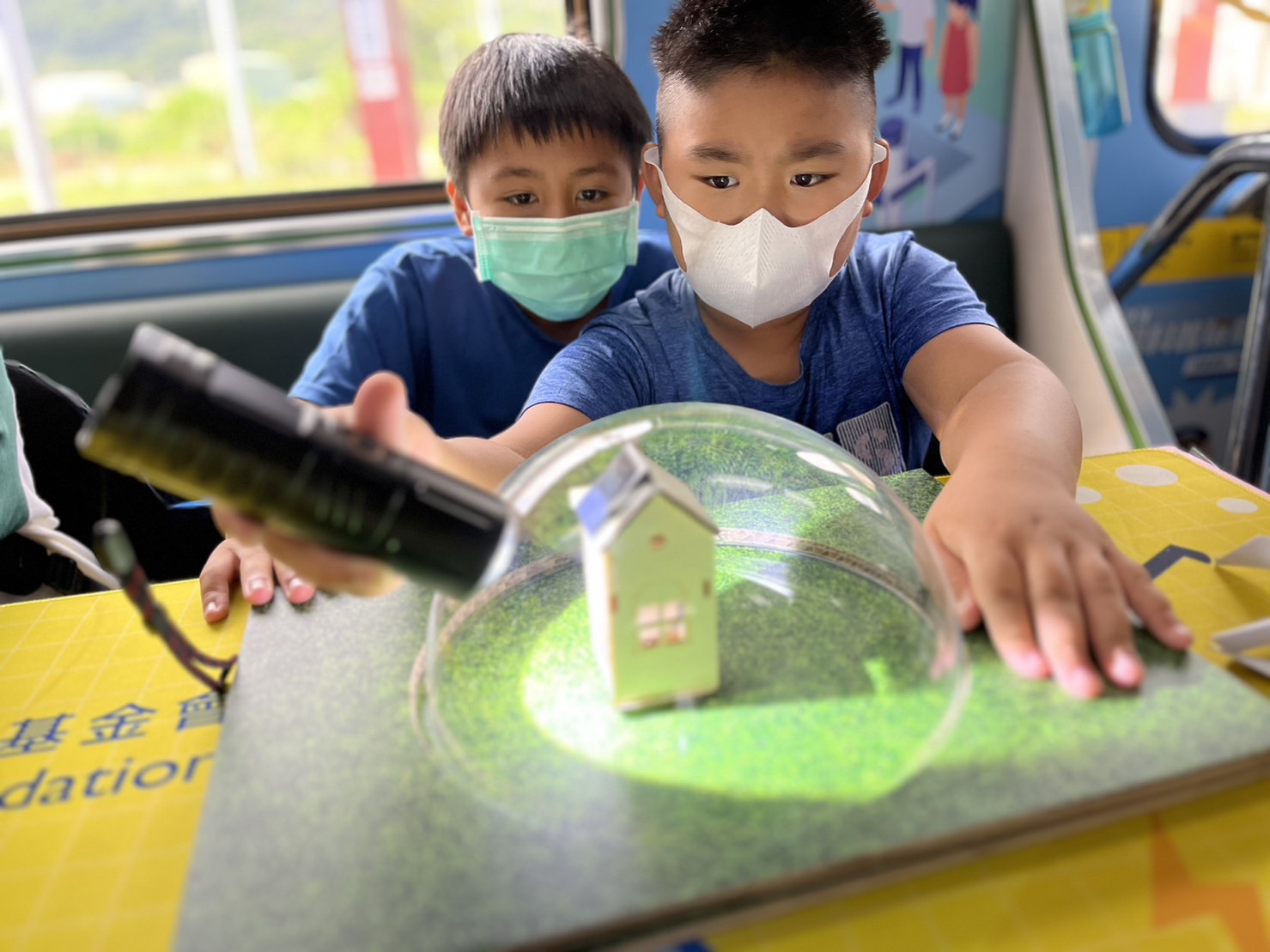 G22恒峰參與基礎科學主題車廂，以STEAM教學精神，設計「逐日科學家」、「太陽能工程師」以及「淨零建築師」三大能源科普課程和實驗